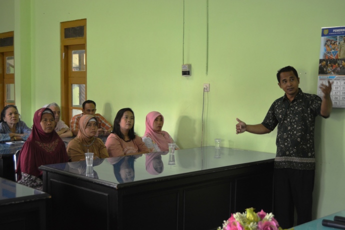 Pimpinan DPC AP3I Madiun memberikan sosialisasi AP3I di depan para pengobat tradisional di Kota Madiun.